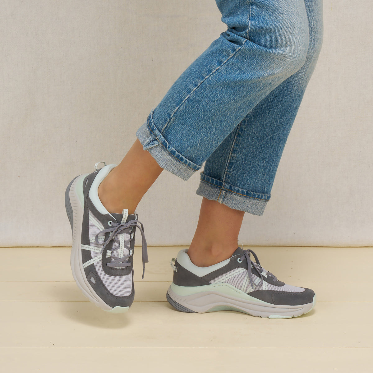 Dansko Best Seller / Poppy Frost Grey Suede