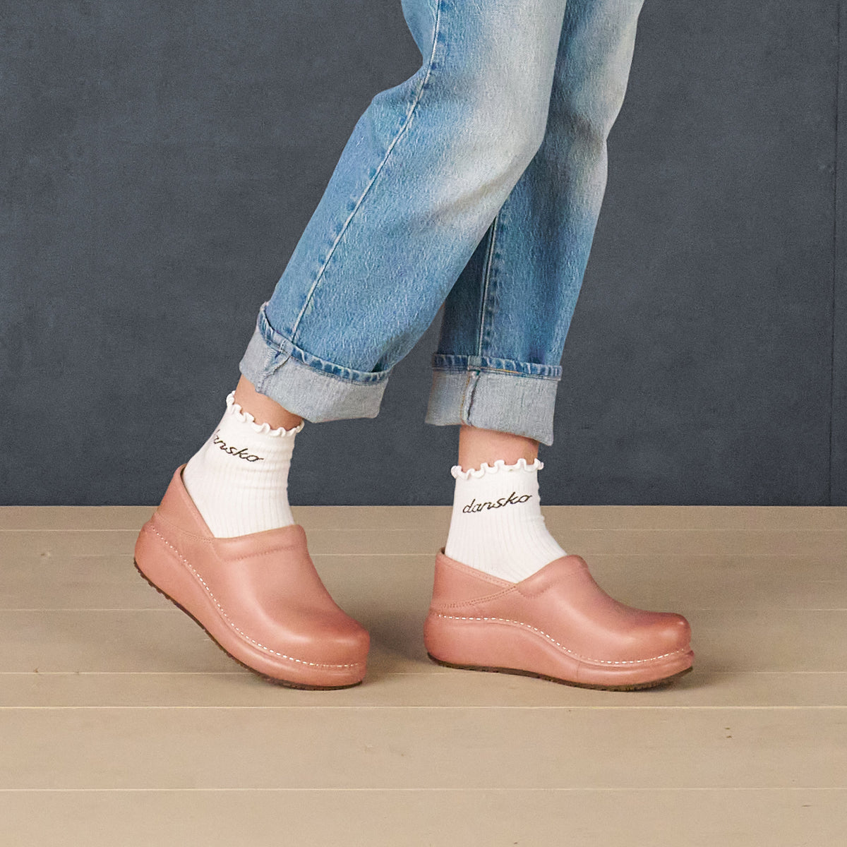 Dansko Top Pick / Platform Pro Coral Leather