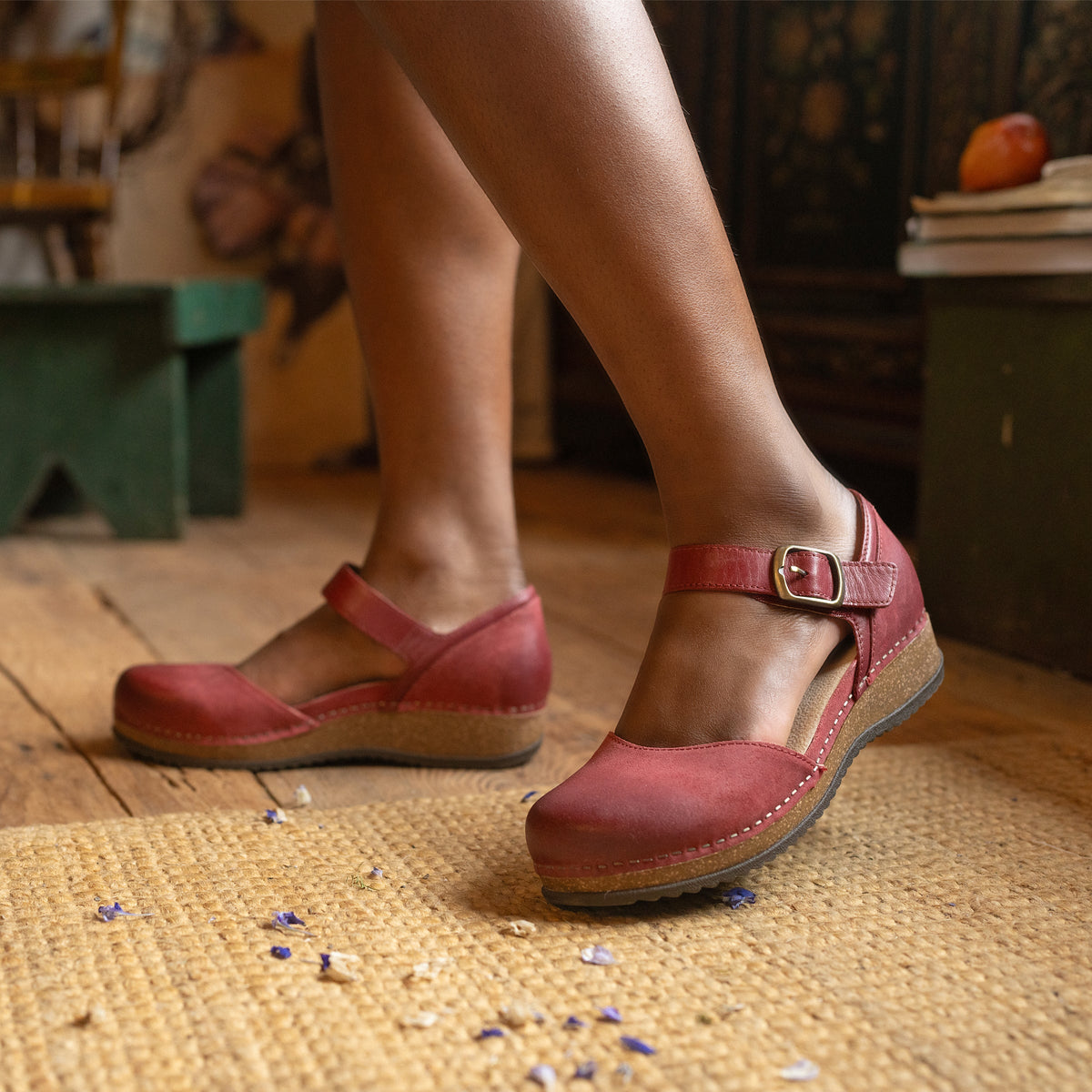 Dansko Trending / Mae Red Burnished Suede